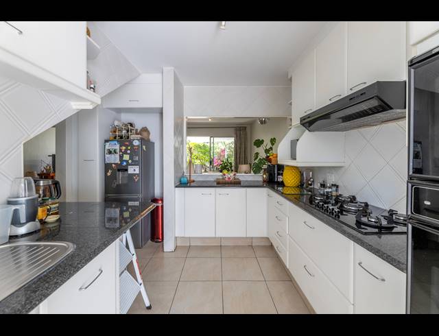 3 BEDROOM APARTMENT FOR SALE IN BRYANSTON